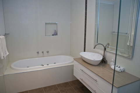 Yarra Glen Racecourse Apartments - Tourism Guide 4