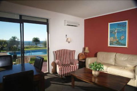 Whale Motor Inn And Restaurant - Cruises Travel 3