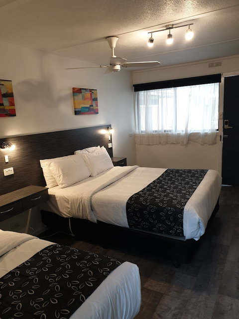 Budget On The Lake - Travel Agents 4