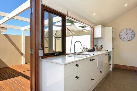 Trafalgar Premium Vintage Suites - Tourism Guide 6