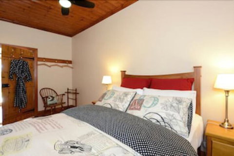 Trafalgar Premium Vintage Suites - Tourism Guide 1