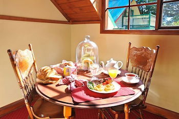 Mary Card's Coach House - Travel Agents 4