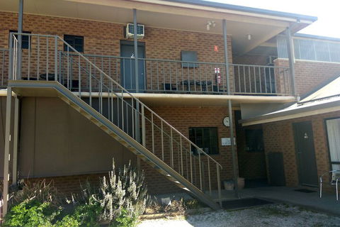 Holbrook Town Centre Motor Inn - Travel Agents 4