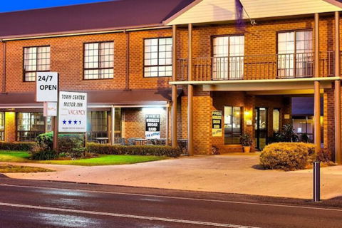 Holbrook Town Centre Motor Inn - Travel Agents 2