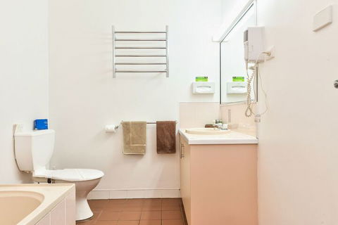 Holbrook Town Centre Motor Inn - Travel Agents 6