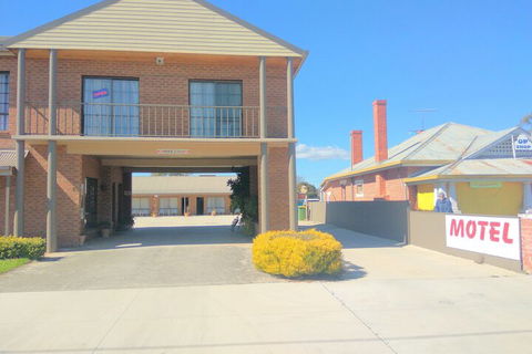 Holbrook Town Centre Motor Inn - Travel Agents 5