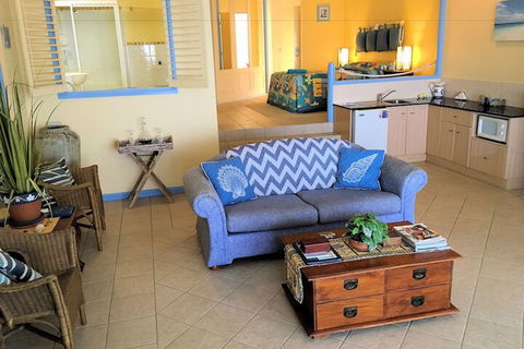 Al Mare Beachfront Retreat - Travel Search 6