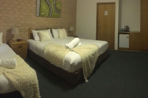 Golden Chain Aalana Motor Inn - Tourism Guide 7