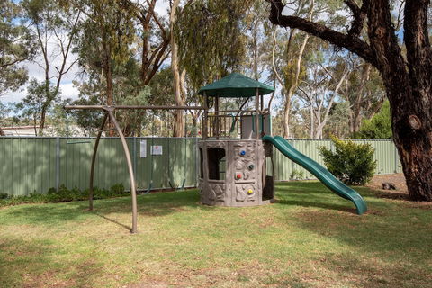 Golden Country Motel & Caravan Park - Cruises Travel 3