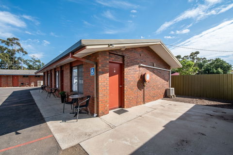 Golden Country Motel & Caravan Park - Cruises Travel 0