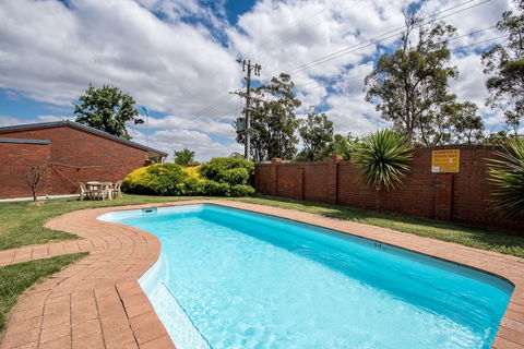 Golden Country Motel & Caravan Park - Cruises Travel 6