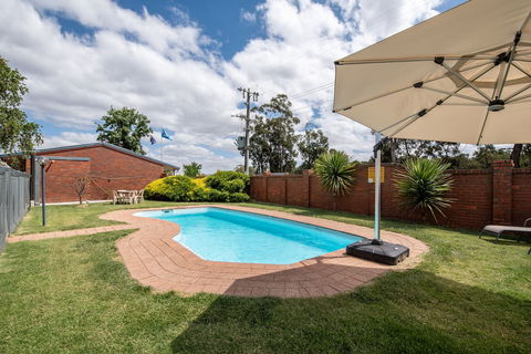 Golden Country Motel & Caravan Park - Cruises Travel 4