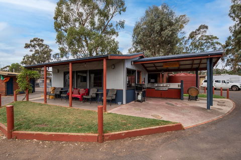 Golden Country Motel & Caravan Park - Cruises Travel 2