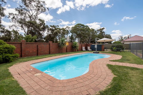 Golden Country Motel & Caravan Park - Cruises Travel 5