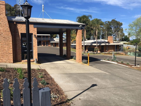 Bega Downs Motor Inn - Travel Search 3