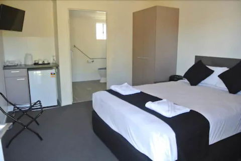 Dooleys Springsure Tavern And Motel - Travel Search 5