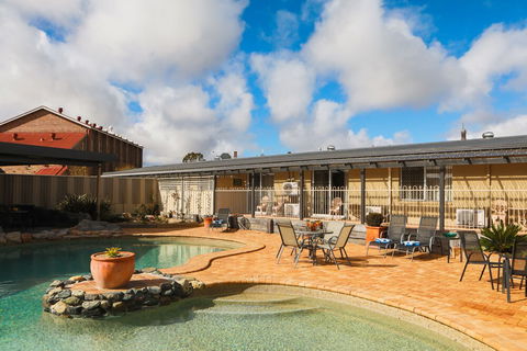 New England Motor Lodge - Tourism Guide 1
