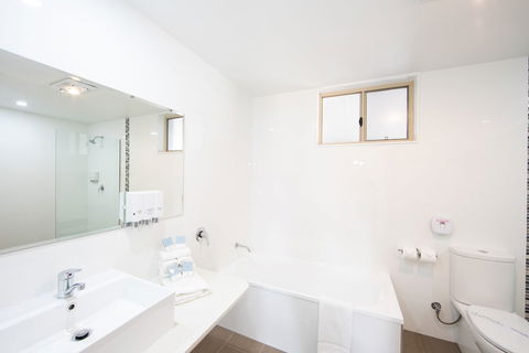New England Motor Lodge - Tourism Guide 4
