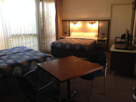 The Central Hotel Motel Lakes Entrance - Cruises Travel 1