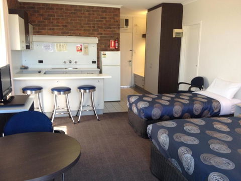 The Central Hotel Motel Lakes Entrance - Cruises Travel 4