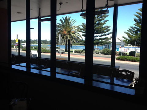 The Central Hotel Motel Lakes Entrance - Cruises Travel 5