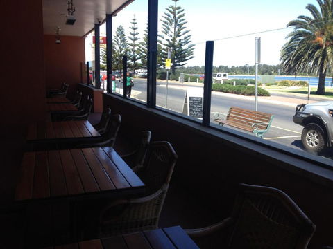 The Central Hotel Motel Lakes Entrance - Cruises Travel 6