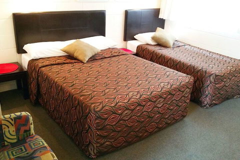 A & A Lodge Motel Emerald - Tourism Guide 7