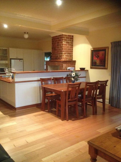 Bessies Cottage - Travel Search 6