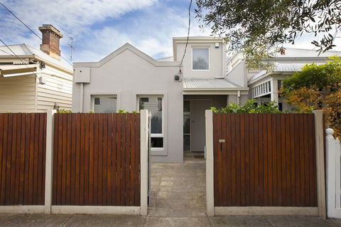 BOUTIQUE STAYS - Roxys Place - Tourism Guide 1