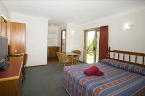 Colonial Court Motor Inn - Tourism Guide 7