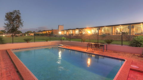 Atherton Motel - Travel Search 6