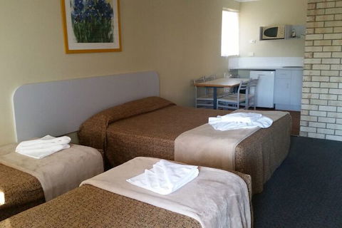 Ocean Parade Motel - Travel Search 5