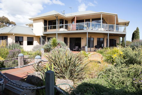 Hilltop Apartments Phillip Island - Travel Agents 3