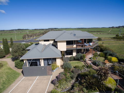 Hilltop Apartments Phillip Island - Travel Agents 0