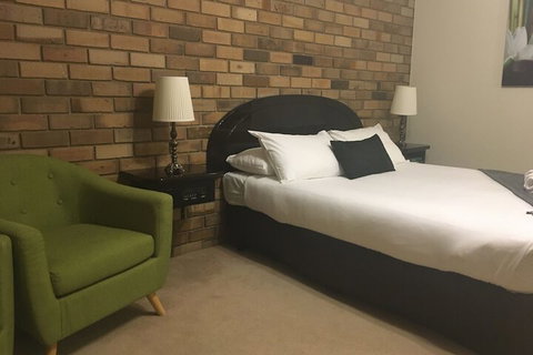 Magdala Motor Lodge & Lakeside Restaurant - Travel Agents 3