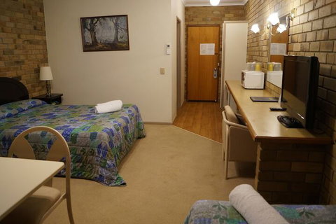 Magdala Motor Lodge & Lakeside Restaurant - Travel Agents 5