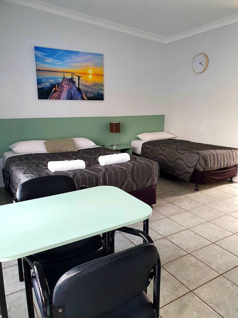 Sunseeker Motel - Travel Search 6