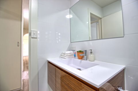 Bayswaterfront Apartments - Cruises Travel 1
