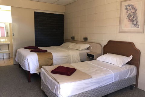 Inland Oasis Motel - Cruises Travel 3