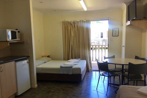 Inland Oasis Motel - Cruises Travel 4