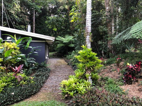 Honeybee House - Travel Search 6