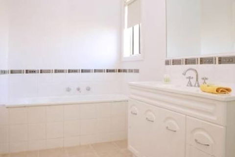 Melton Motor Inn & Apartments - Tourism Guide 2