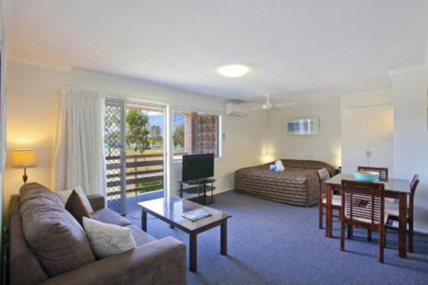 Regency Waterfront Motel - Travel Agents 0