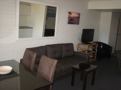 Regency Waterfront Motel - Travel Agents 7