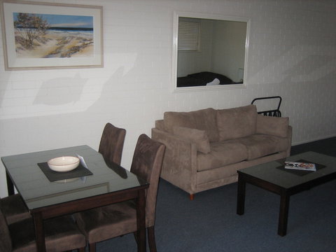 Regency Waterfront Motel - Travel Agents 6