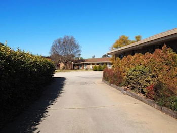 Jacaranda Motel & Holiday Units - Tourism Guide 1