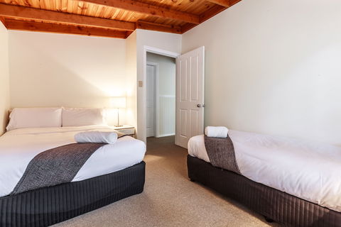 The Cottages At Hepburn Springs - Cruises Travel 1