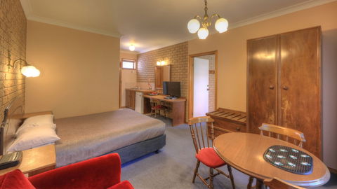 Barrass's John Bright Motor Inn - Cruises Travel 3