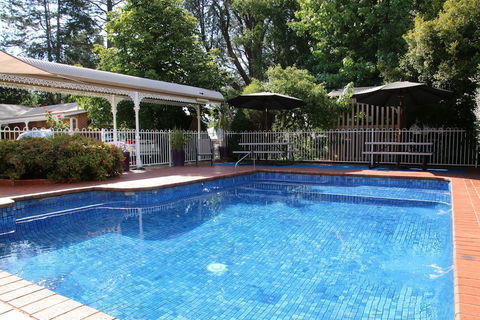 Barrass's John Bright Motor Inn - Cruises Travel 2