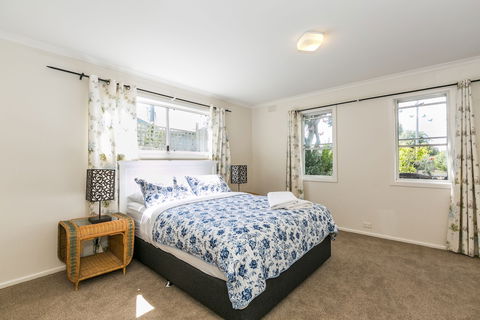 Beachfront Cottages Torquay - Cruises Travel 4